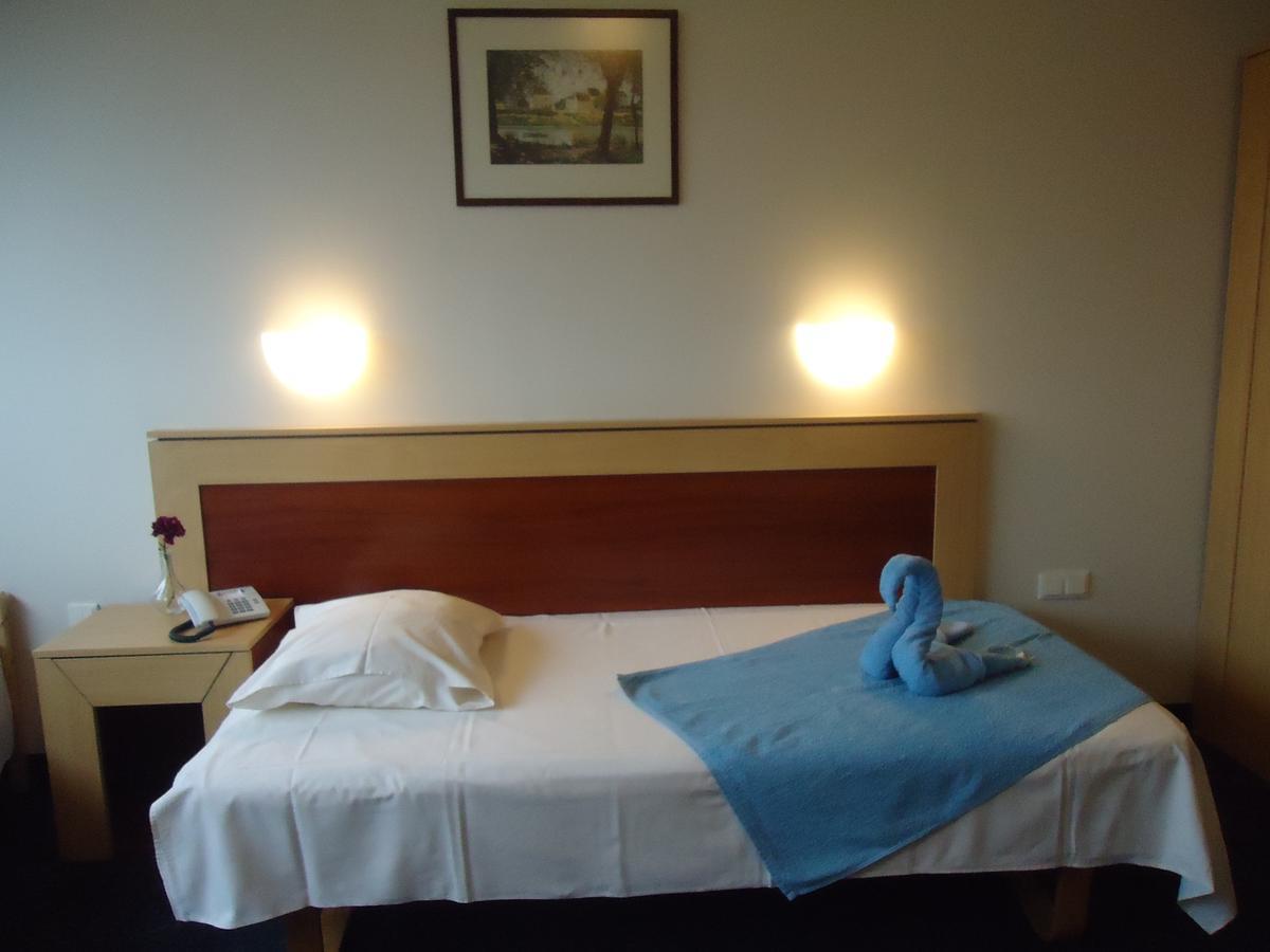 Tanagra Hotel Vilnius Buitenkant foto