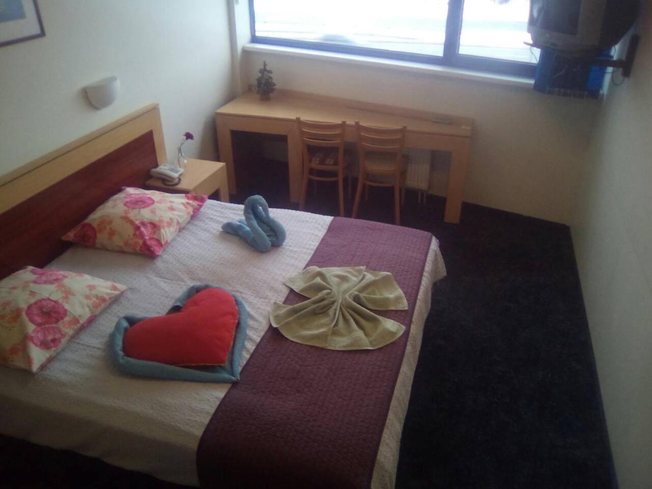 Tanagra Hotel Vilnius Buitenkant foto